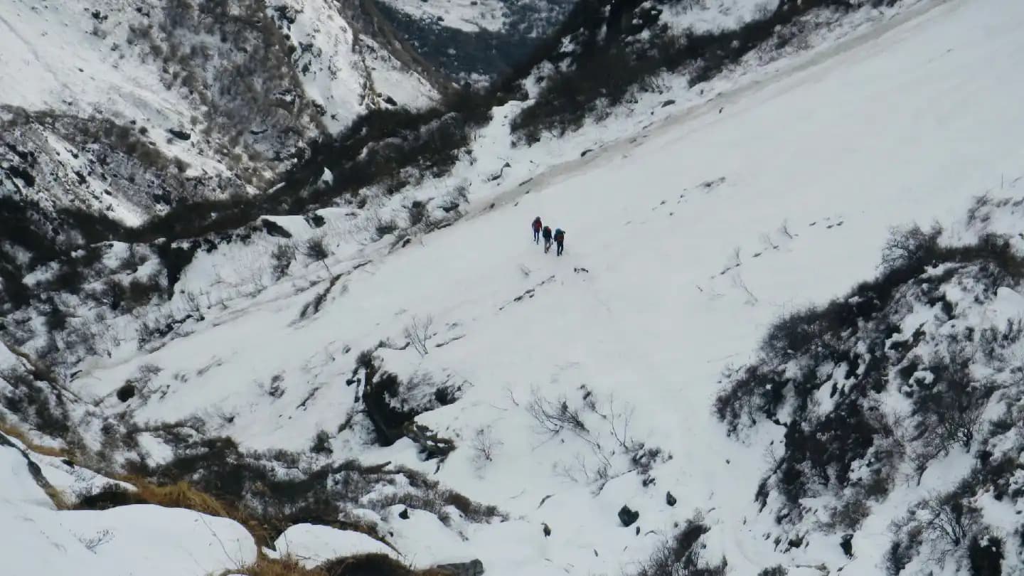 crossing larkya la pass at manaslu trail run