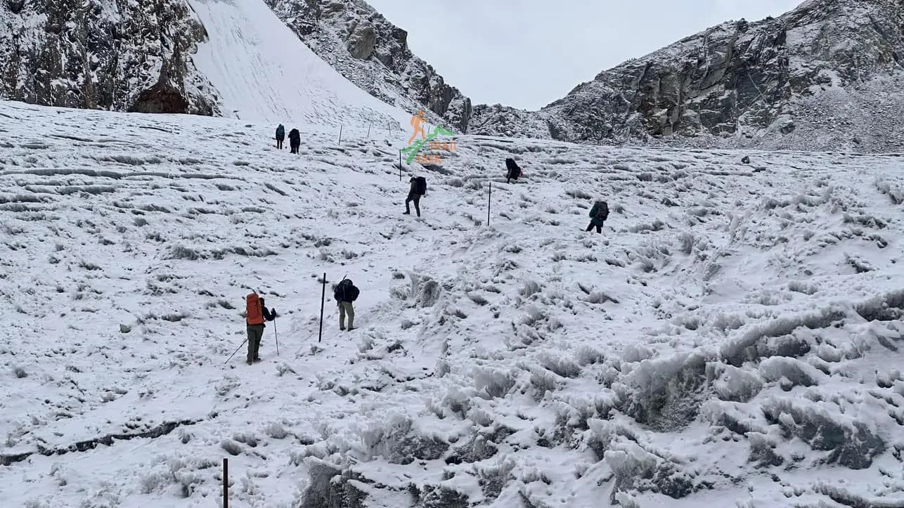 snow covered himalayan pass